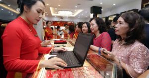 094124 Gia Vang Trong Nuoc Ha Nhiet Nhung Van O Muc Cao 17699083458871326619434 0 0 640 1024 Crop 17