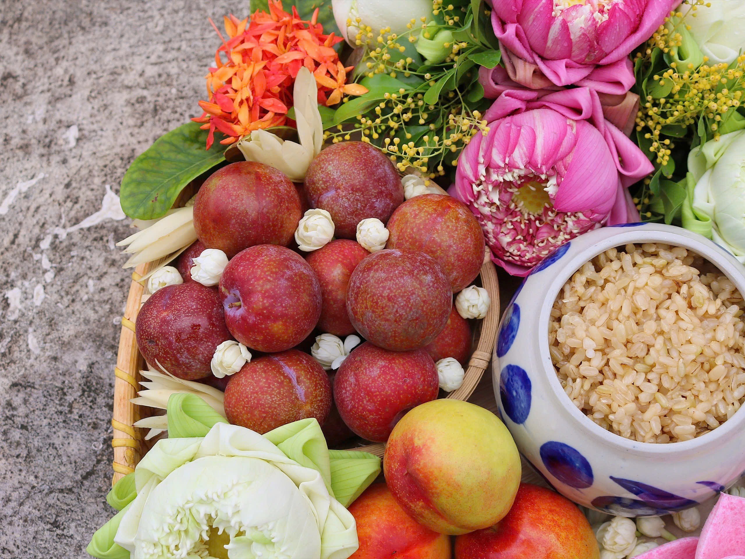 Chiêm ngưỡng mâm cúng Tết Đoan Ngọ đẹp như tranh của mẹ đảm Hà thành: Gói trọn hồn Việt trong từng lễ vật 1 1748519100 995 width2560height1921