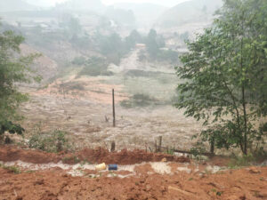 1. tran mua da bat ngo xuat hien vao luc cuoi gio chieu nay tai xa phieng pan tinh son la