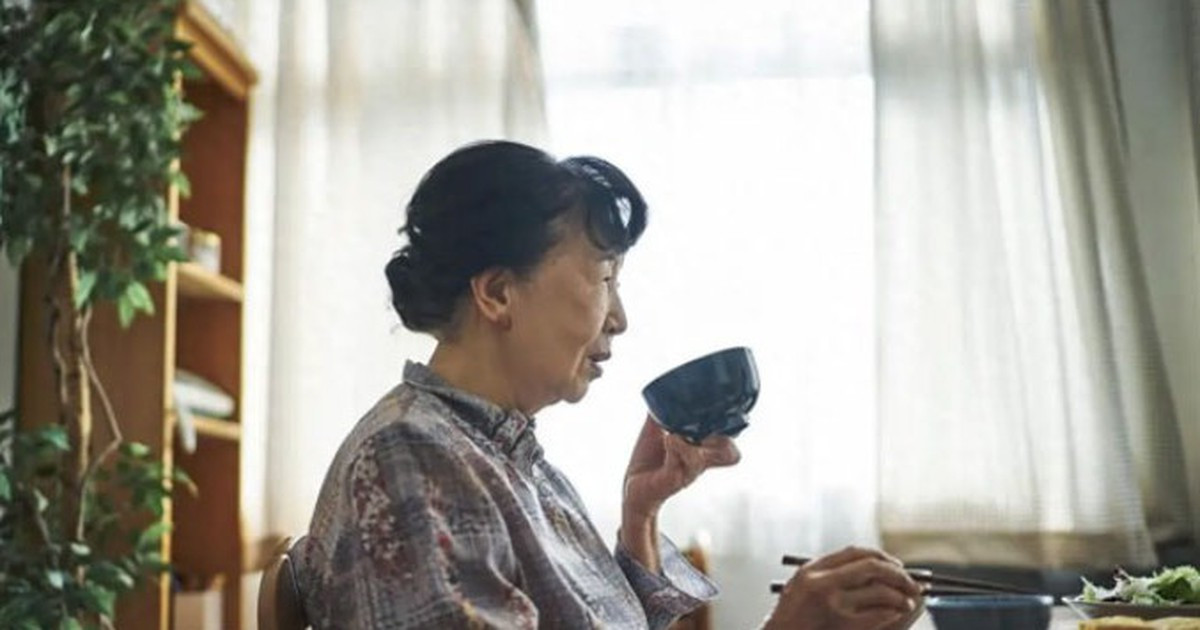 10 nam lam giup viec cho ba cu giau co toi nhan duoc mon qua am long sau ngay ba ra di 6afb5dde56bd4