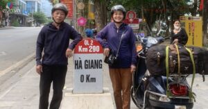 1779497752 mxh 7752 chong 70 tuoi 11 nam lai xe may dua vo xuyen viet thuc hien loi hua khi con tre