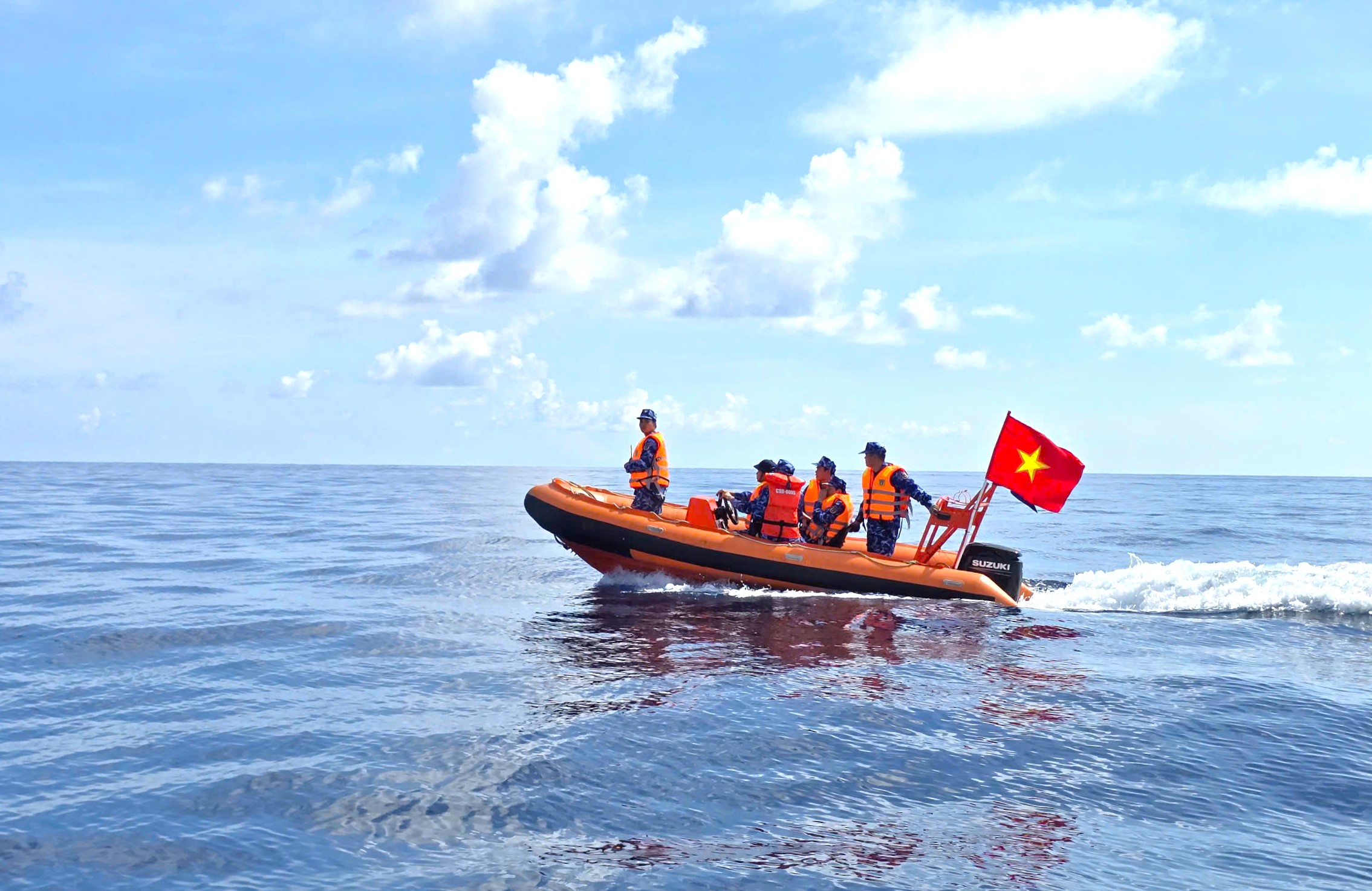 1 luc luong canh sat bien lam nhiem vu tren vung bien dao tay nam