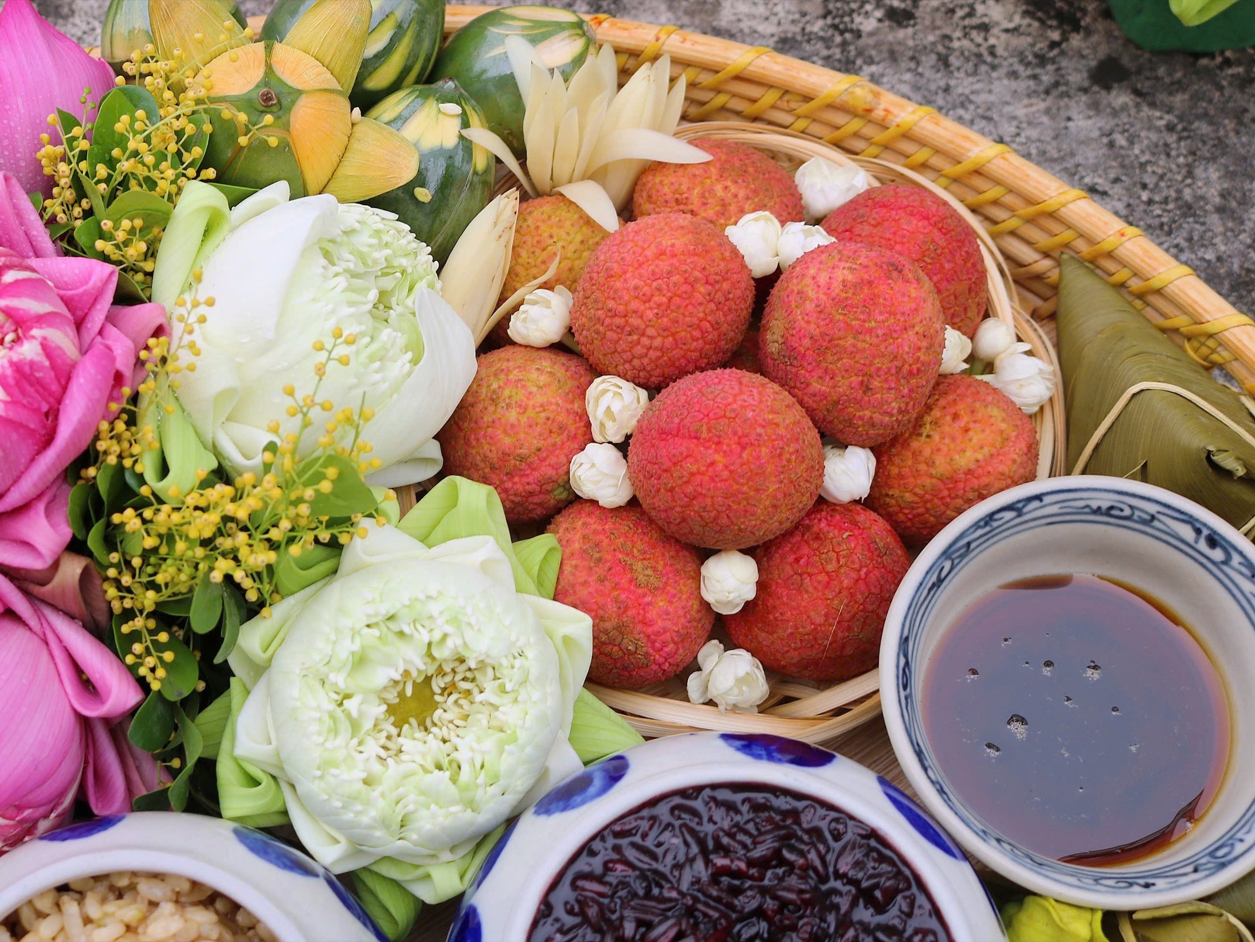 Chiêm ngưỡng mâm cúng Tết Đoan Ngọ đẹp như tranh của mẹ đảm Hà thành: Gói trọn hồn Việt trong từng lễ vật 2 1748519100 117 width2560height1921