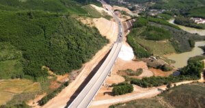 Những trụ cầu cao hơn 50m đang hình thành trên cao tốc Khánh Hòa - Buôn Ma Thuột 1 21 17719206222711617834775 375 0 1422 2000 crop 1771920661957319424833