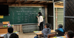 21 em nho chen chuc hoc duoi mai hien lop hoc tam giua vung sat lo 1165