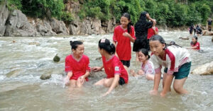 245 Hoc Sinh Mien Nui Thanh Hoa Phai Di 1Km Ra Suoi Tam Do Thieu Nuoc Sinh Hoat 1904