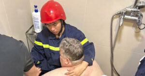 3 gio giai cuu nguoi dan ong nang 300kg mac ket trong phong ve sinh 781