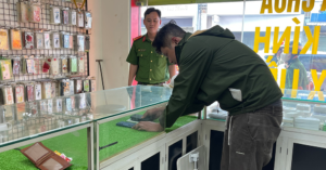 3 Giờ Truy Bắt Đối Tượng Trộm Sạch Cửa Hàng Điện Thoại Ở Tphcm 3 Gio Truy Bat Doi Tuong Trom Sach Cua Hang Dien Thoai O Tphcm 1685