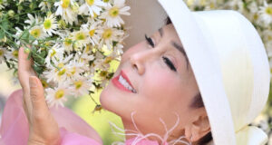 3 nguoi dan ba dep cua dien anh viet la nsnd tuoi xe chieu song co don 490