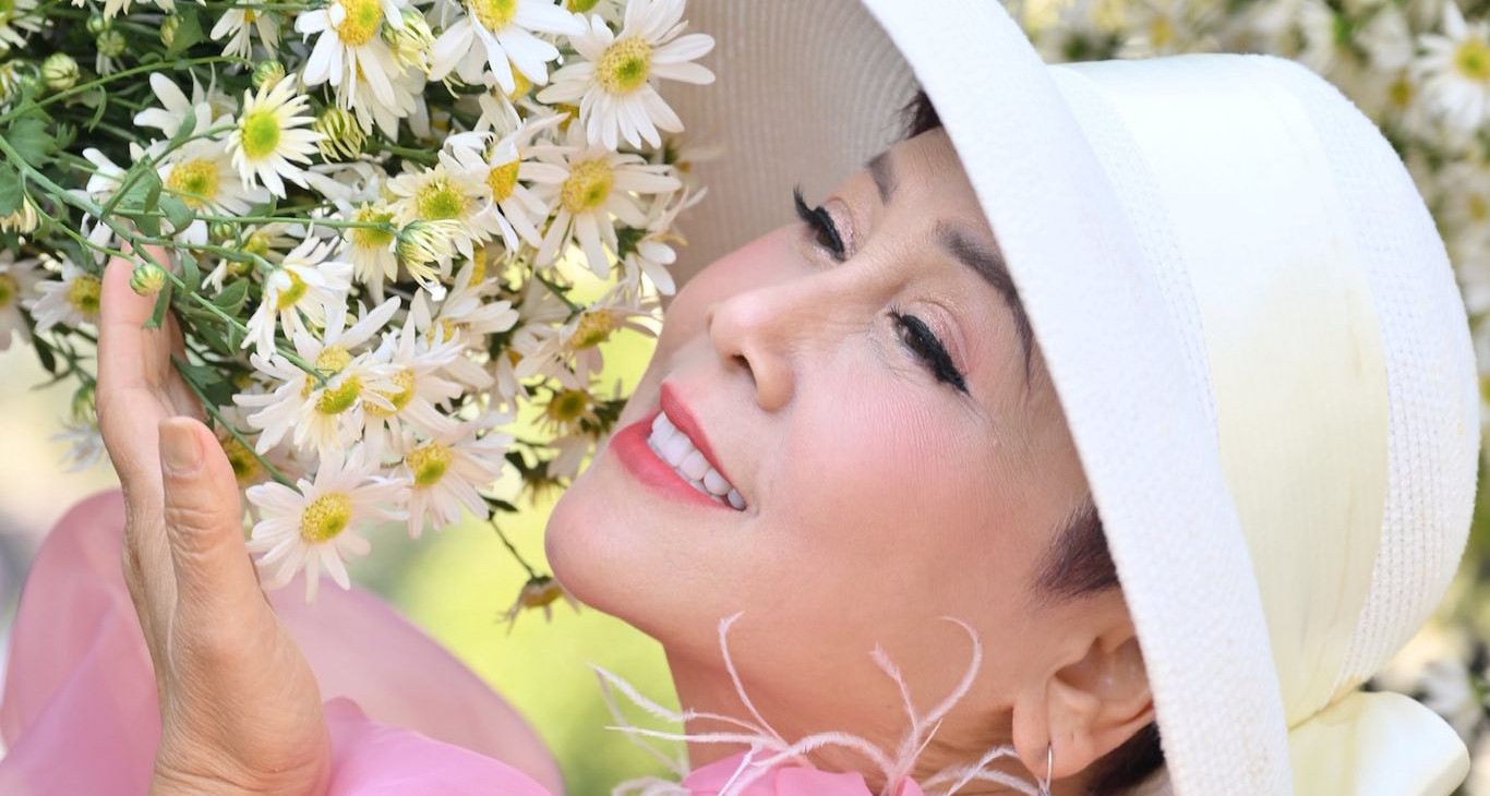 3 nguoi dan ba dep cua dien anh viet la nsnd tuoi xe chieu song co don 490