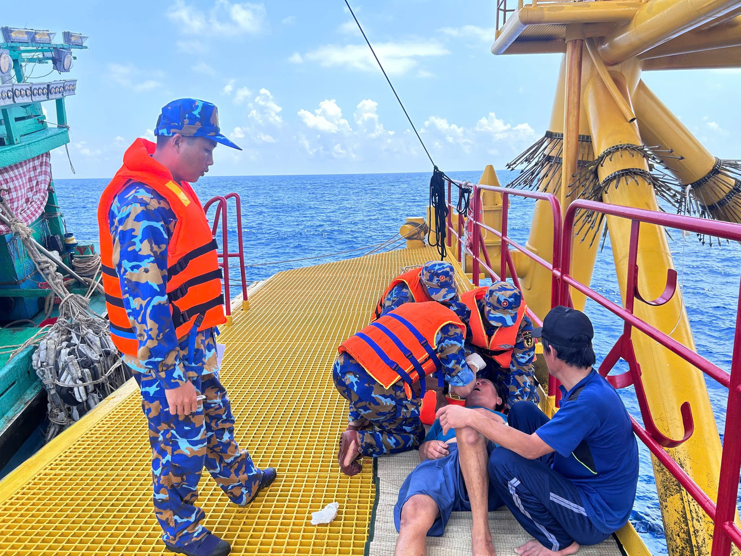 3. quan y nha gian dk1.11 tien hanh so cuu cho ngu dan gap nan