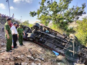 Xe chở thợ lặn lao xuống vực ở Bàu Trắng, 4 người tử vong, nhiều người bị thương 1 3 15