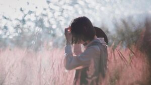 3C625311C18D90C95E632421D85A810F Hinh Anh Mot Nguoi Ngoi Mot Minh Co Don Tren Ghe Suy Tu Ve Cuoc Son