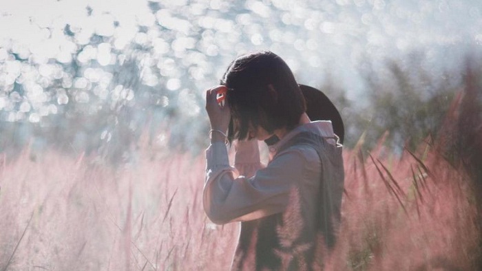 3C625311C18D90C95E632421D85A810F Hinh Anh Mot Nguoi Ngoi Mot Minh Co Don Tren Ghe Suy Tu Ve Cuoc Son