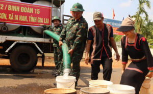 4 5 bo doi cap nuoc cho nhan dan ia nan