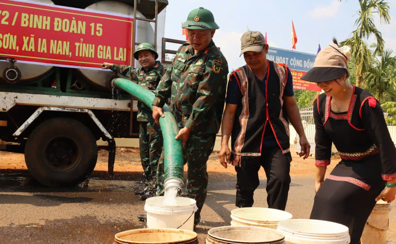 4 5 bo doi cap nuoc cho nhan dan ia nan
