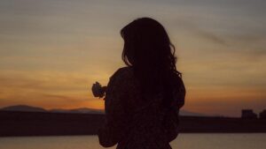 Thanh xuân như những đoá hồng đỏ 1 4d1a22e3d5f6856e2fdebf9298da97b9 status chieu hoang hon 1