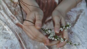 4fd9f366ae07c63657c9a46bc6c3b331 ban tay cam hoa 22 23 24 04