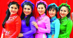 5 chi em dao hat gia toc noi tieng nguoi la nsnd nguoi lay chong hon 11 tuoi 2108