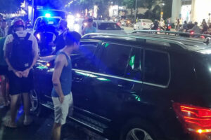 Ô tô Mercedes đâm liên hoàn 2 xe khác trong khu đô thị Hà Nội 1 60ea7b7d 0058 404b aa77 531597e84de6 2992