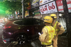 Tài xế vi phạm nồng độ cồn 'kịch khung', lái ô tô đâm vào hàng cầm đồ ở Hà Nội 1 672438397 122307555092223176 5289634412525434203 n 669