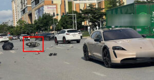 Va chạm với ô tô Porsche ở Hà Nội, xe máy biến dạng 1 701342854 4320647974841264 6557179135670177753 n 2425