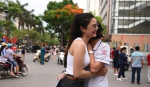 Tuyển sinh lớp 10 Hà Nội: Những cái ôm "tiếp lửa" của phụ huynh trước cổng trường 1 9e14d2b4 2ebf 4eca aa9d 28299dca3b80