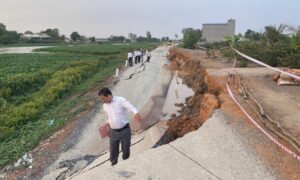 Sạt lở đê bao đang thi công ở Tây Ninh do nền đất yếu mùa khô 1 IMG 20260415 073215