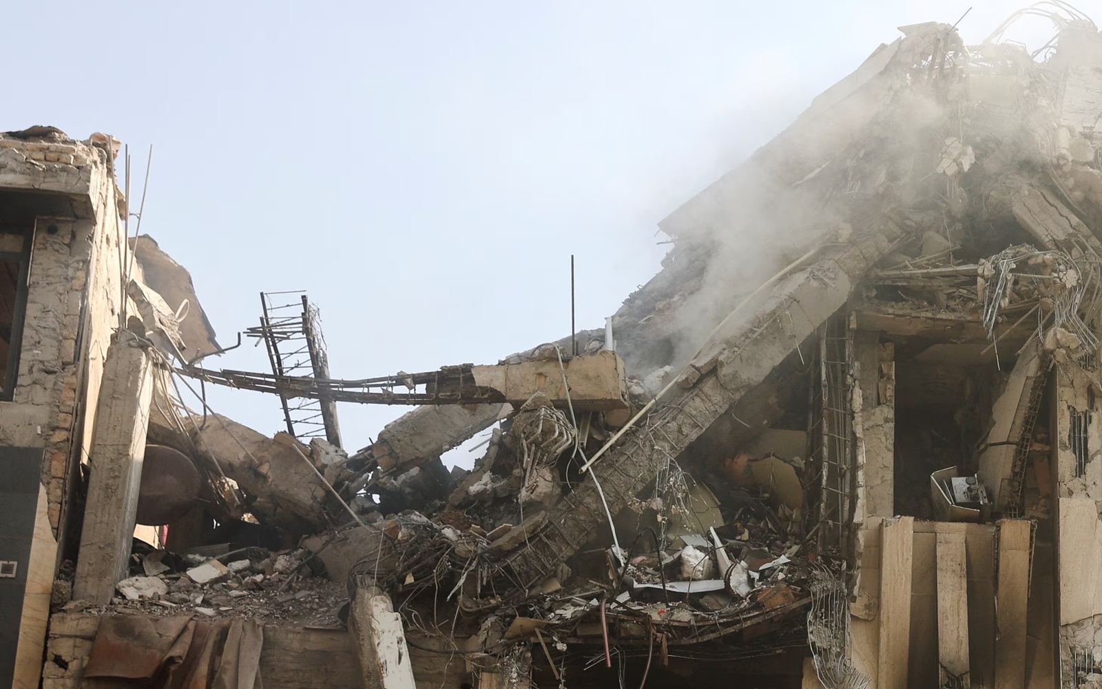 Israel tap kich Iran Israel khong kich Iran dong do nat o Tehran Iran do nat 13 6 2025 reu