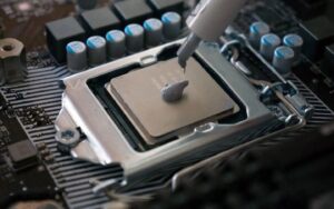 Hướng dẫn sử dụng keo tản nhiệt đúng cách và hiệu quả nhất 2026 2 Logo Phong Vu mau trang cho nhung hinh toi mau