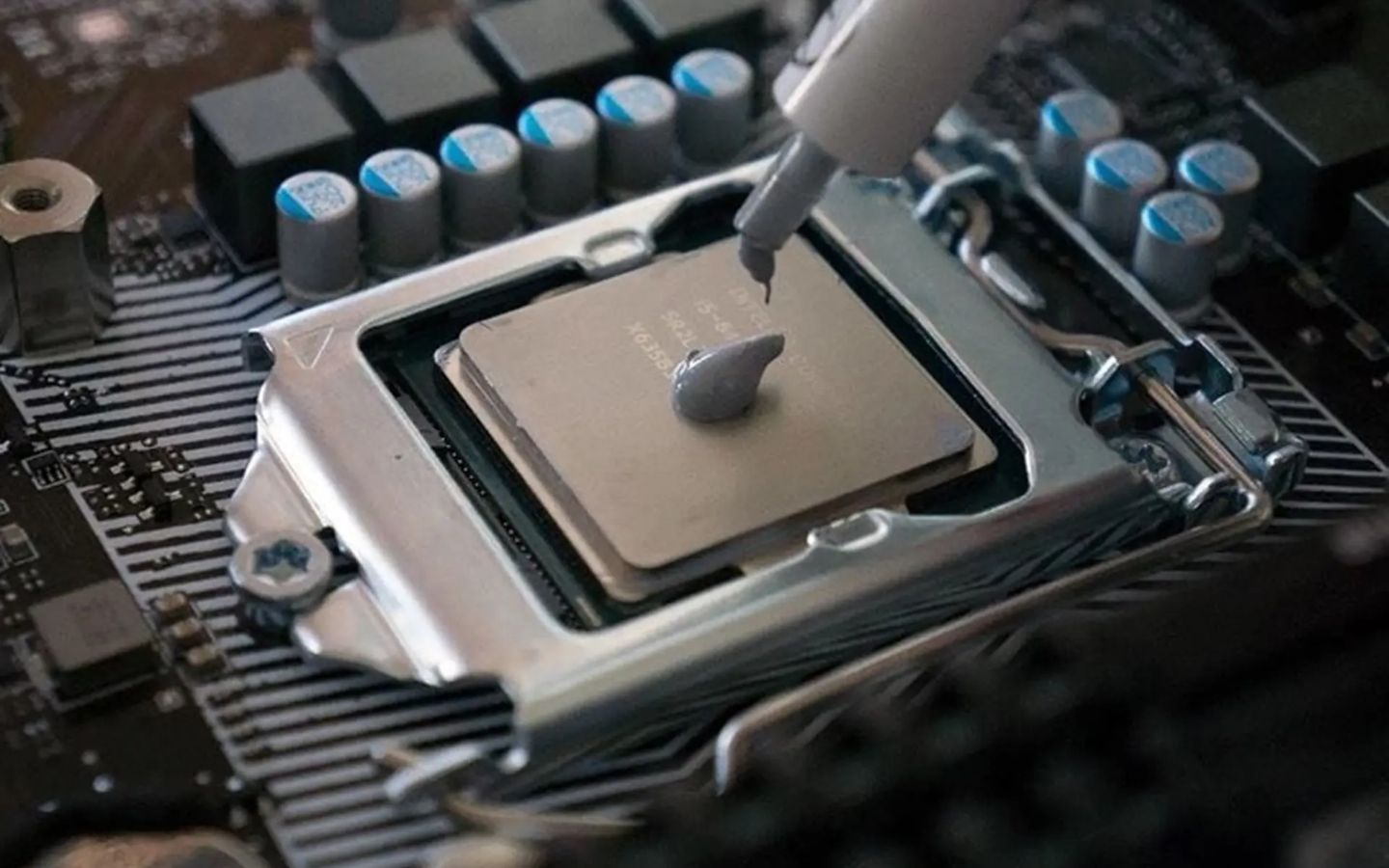 Logo Phong Vu mau trang cho nhung hinh toi mau