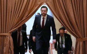 Mỹ, Iran có thể quay lại bàn đàm phán Islamabad trong tuần này 2 Pho Tong thong My Vance tai Pakistan de gap phai doan Iran dam phan My Iran 11 4 2026 ap