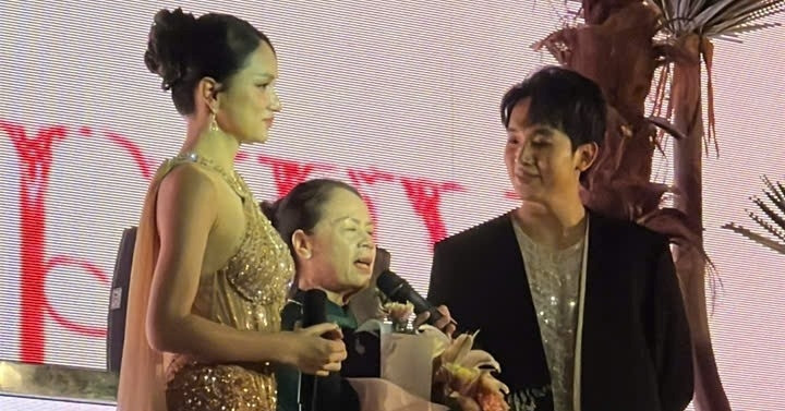 a hau huong giang xuc dong nghen ngao khi thay fan vay kin o san bay chao don 2741