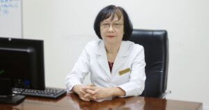 anh 1bao thanh nienpgstsbs nguyen thi nu da co gan nua the ky gan bo voi chuyen nganh xet nghiem 177