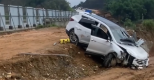 Ô tô lao vào rào chắn công trường trên cao tốc, hành khách bị thanh sắt đâm trúng 2 anh man hinh 2026 02 26 luc 153520 2085