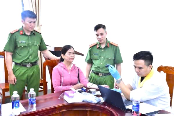 anh thu thap mau adn tai nha than nhan 2