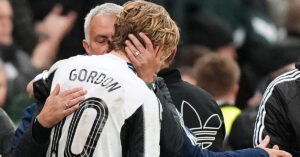 anthony gordon tu fan ruot mourinho den bom tan barca 2587