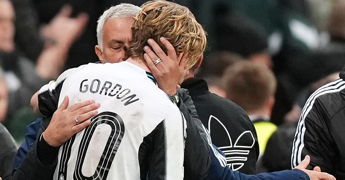 anthony gordon tu fan ruot mourinho den bom tan barca 2587