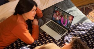 MacBook Air M5 ra mắt: SSD khởi điểm 512GB, giá từ 29,99 triệu đồng 2 apple macbook air lifestyle 02 260303bigjpglarge 3 45 540 904 crop 17725483172481078437989