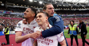 Arsenal thắng nghẹt thở West Ham, tiến sát ngôi vương 1 arsenal thang nghet tho west ham tien sat ngoi vo dich 103