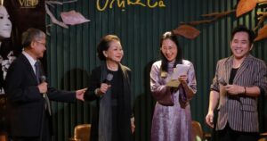 Ra mắt sách "Hát cùng nguồn cội - Chân dung Khánh Ly": Hành trình 80 năm của một tiếng hát 2 atm85307 17725074618731618947196 0 0 1600 2560 crop 17725077649412049429485