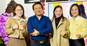 Ba chị em MC Khánh Vy về chúc Tết thầy giáo cũ 2 ba chi em mc khanh vy ve chuc tet thay giao cu 447