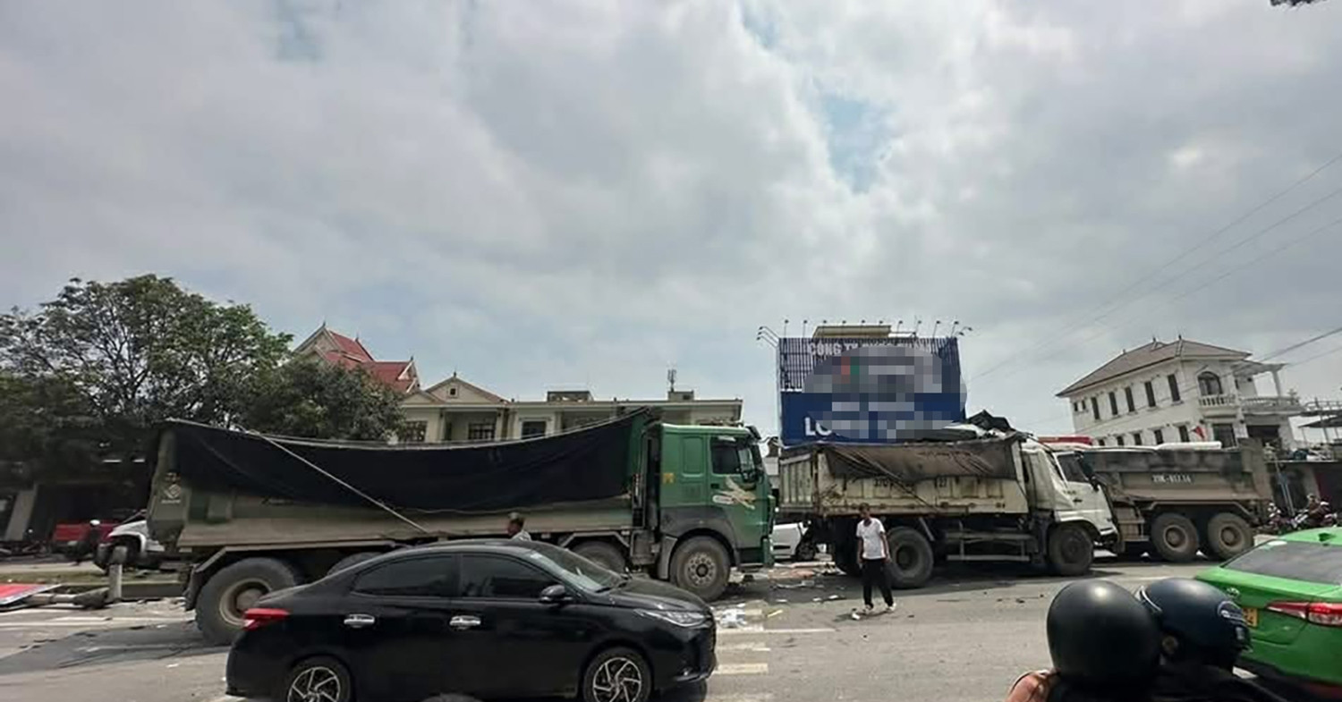 ba o to tong lien hoan tren quoc lo tai xe tu vong trong cabin 1099