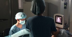 Bac Si Ho Ngoc Anh Vu Dang Thuc Hien Chuyen Phoi Cho Benh Nhan 17661345442071598544504 66 0 816 1200