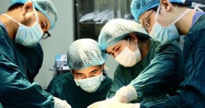 Phẫu Thuật Tạo Hình Trong Top Các Chuyên Khoa Bác Sĩ Nội Trú Lựa Chọn 2 Bac Si Noi Tru 17739988413641816945093 84 0 1334 2000 Crop 17739988495221320576992