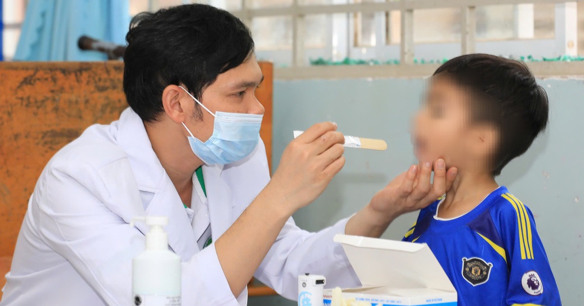 bac si tham kham cho tre em tai xa phu giao anh bvcc 17753999867641747299158 431 162 1702 2195 crop