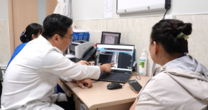 Bac Si Tham Kham Voi Nguoi Benh 1 17647467324641726650415 0 116 1080 1844 Crop 176474684131749813986