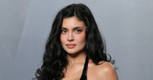 ban gai ty phu cua tai tu dep trai nhat the gioi bi kien 1538