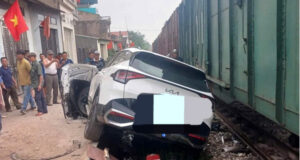 Băng qua lối đi tự mở, ô tô bị tàu hỏa tông nát đầu xe 1 bang qua loi di tu mo o to bi tau hoa tong nat dau xe 1788