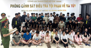 Bắt 50 người liên quan ma túy từ quán bar ở Vũng Tàu 2 bat 50 nguoi lien quan ma tuy tu quan bar o vung tau 1307